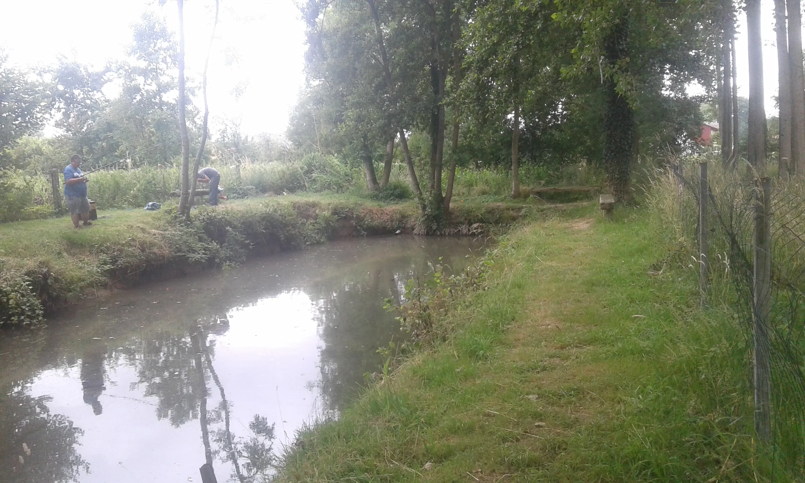Etang de pèche de 2000 m² avec abri, barbecue et terrain de pétanque