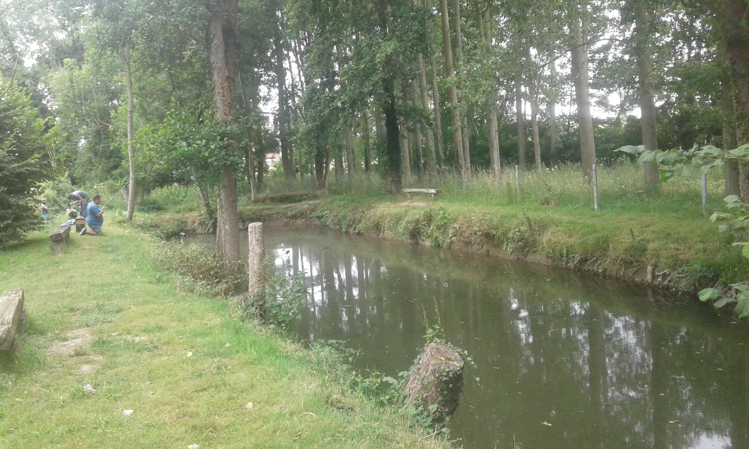 Etang de pèche de 2000 m² avec abri, barbecue et terrain de pétanque