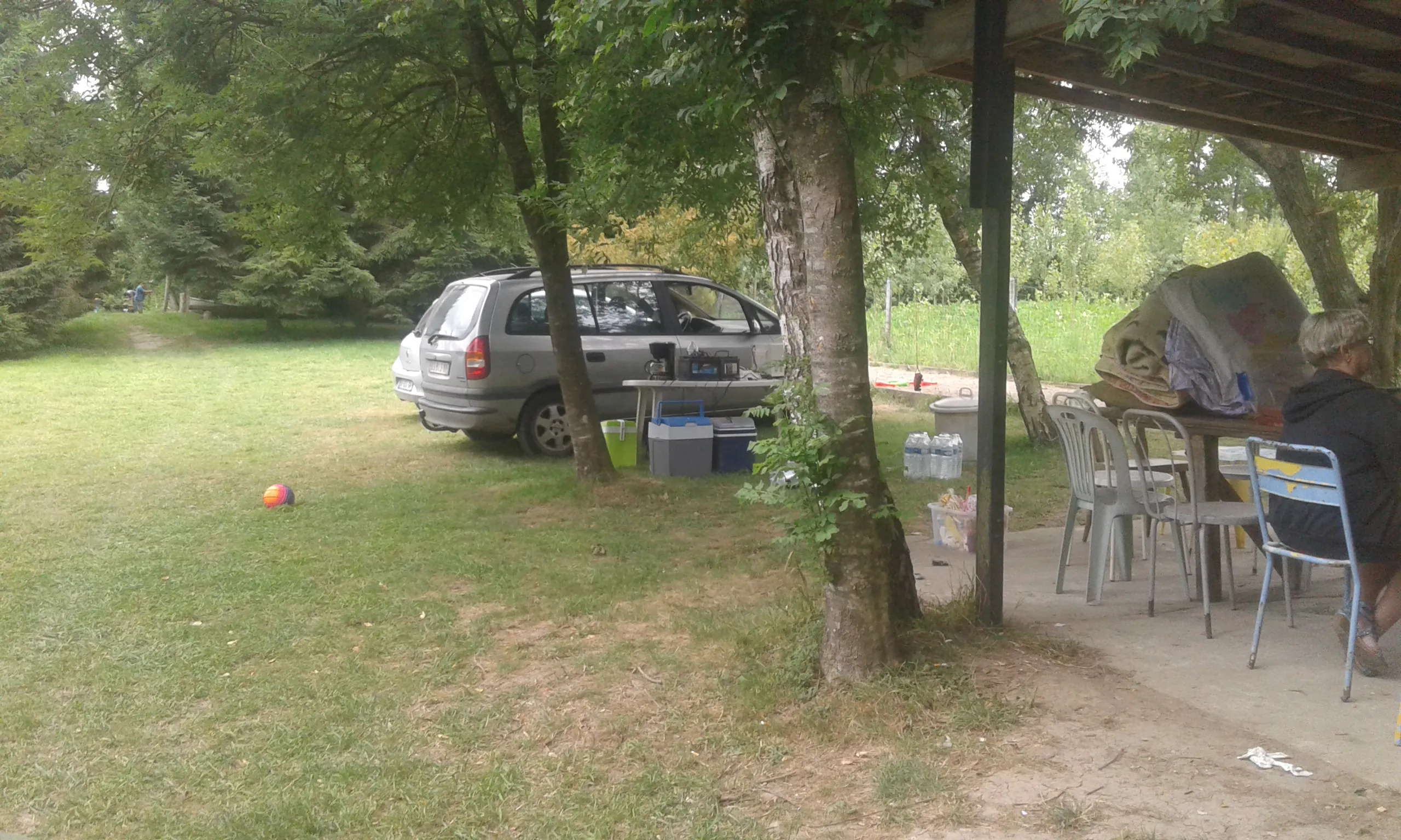 Etang de pèche de 2000 m² avec abri, barbecue et terrain de pétanque