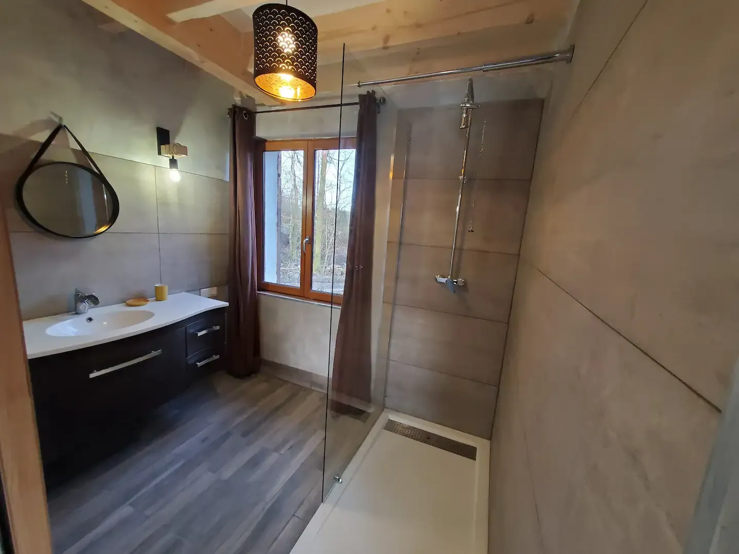 Gîte et son étang à côté des chevaux