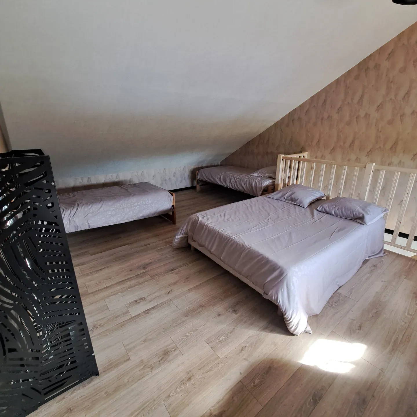 Gîte et son étang à côté des chevaux