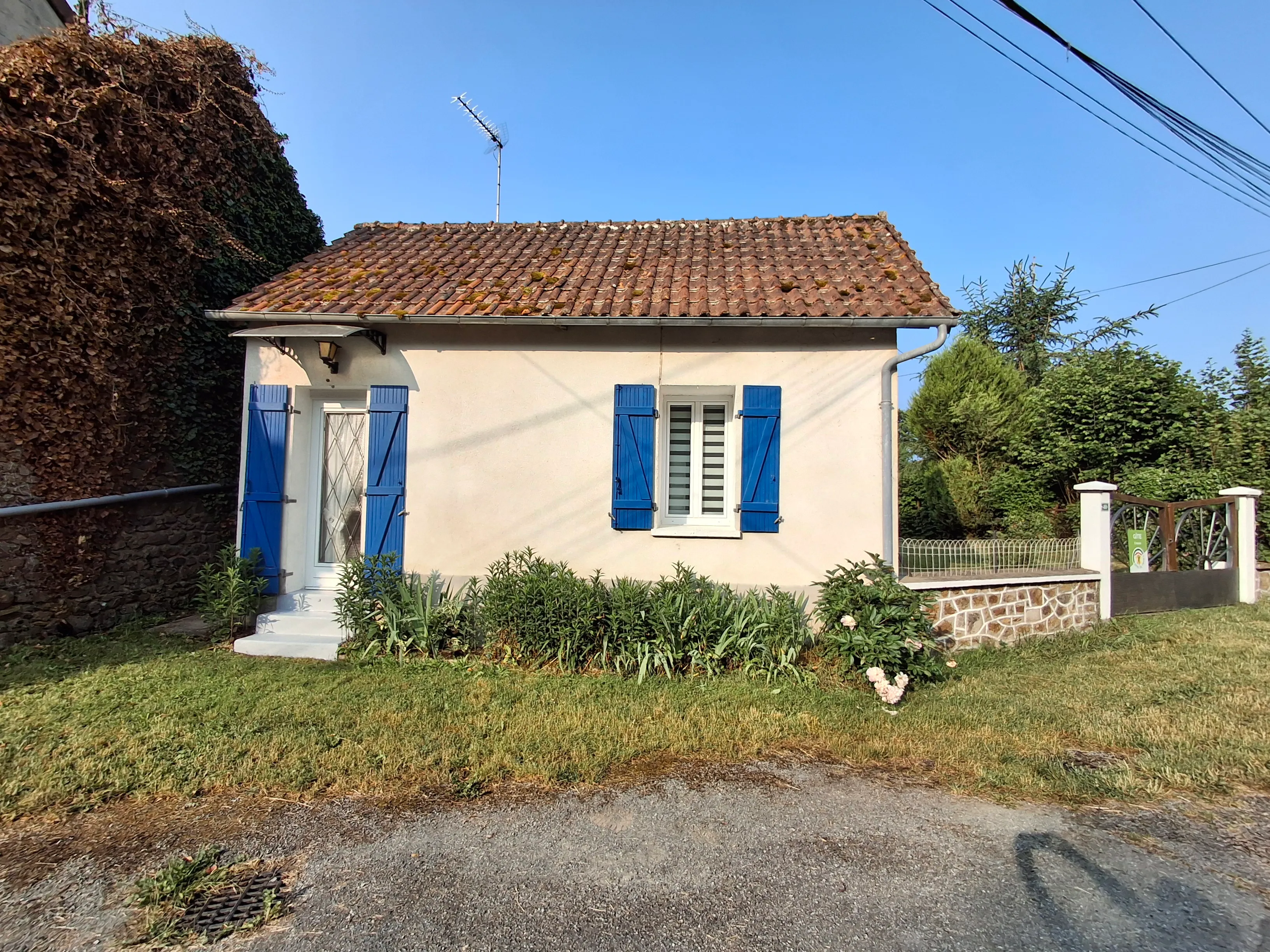 GITE LES VOLETS BLEUS AVEC ETANG PRIVATIF