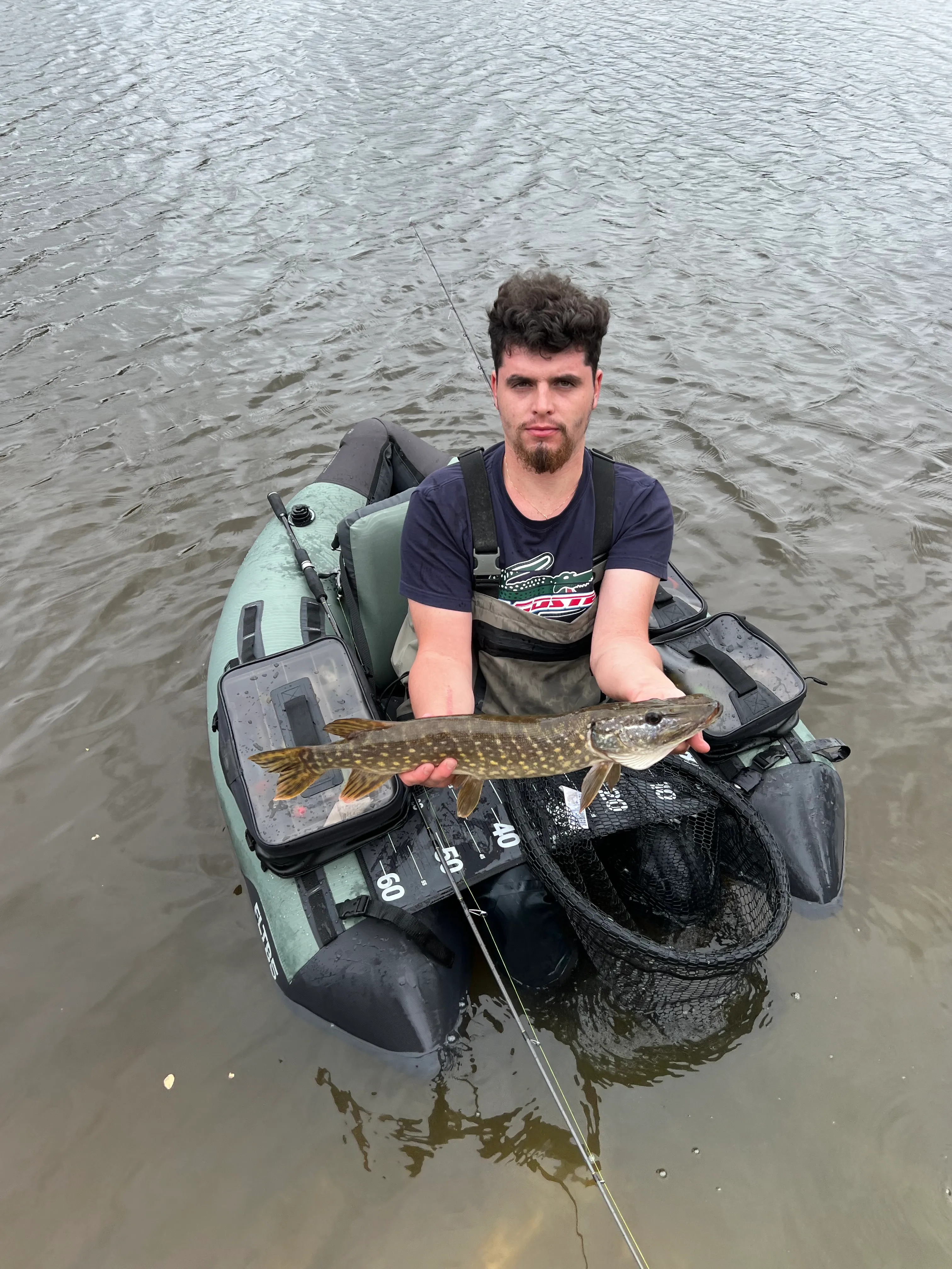 Étang de 3,5 ha avec mobile-home 6 personnes et de gros spécimens