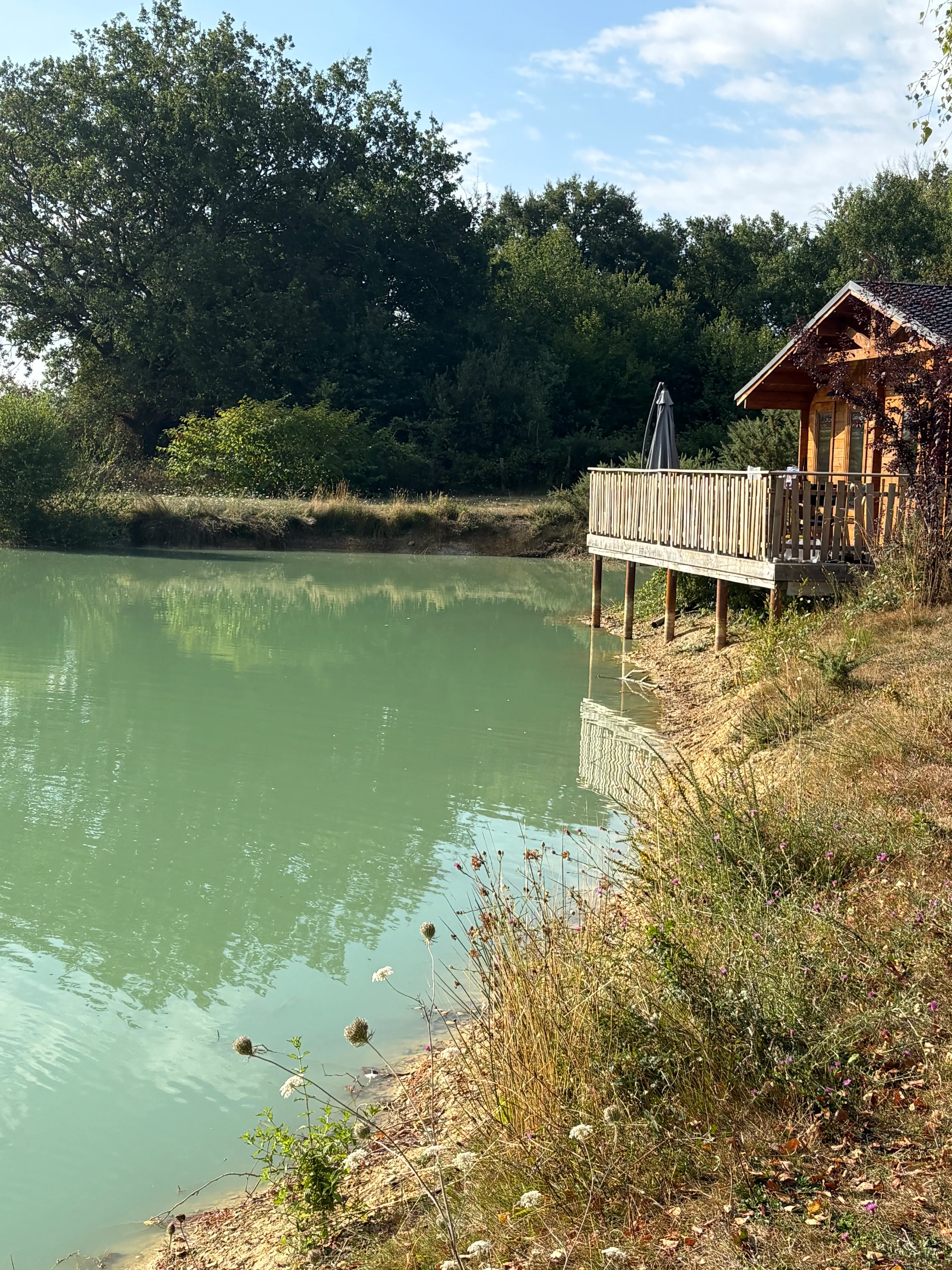 Location un étang privé avec chalet et une terrasse suspendue sur l'eau