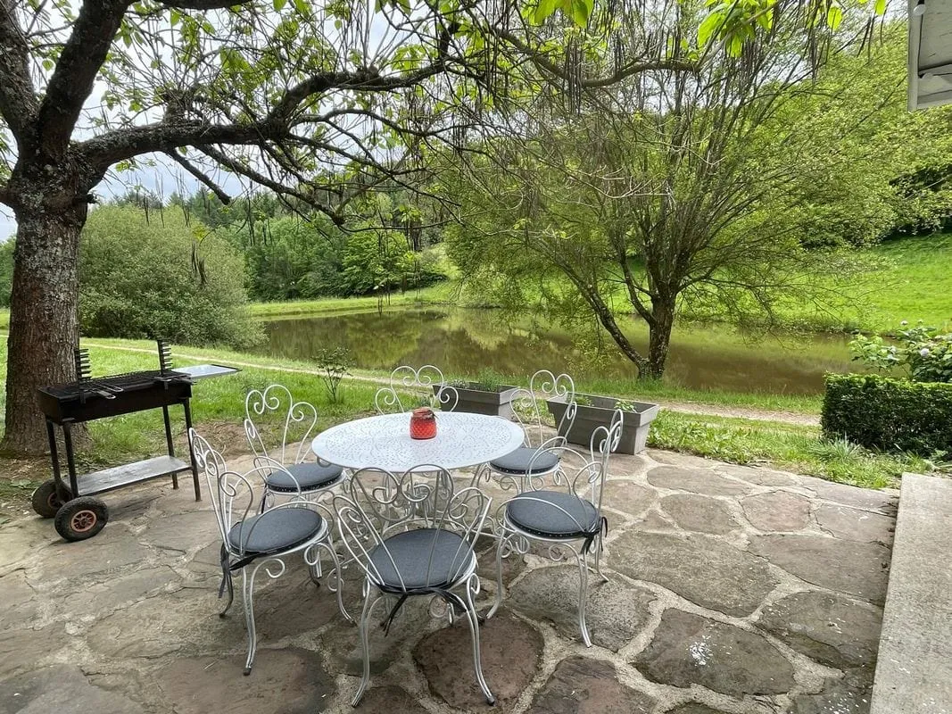 Chalet charmant avec vue sur l’étang pour un séjour reposant