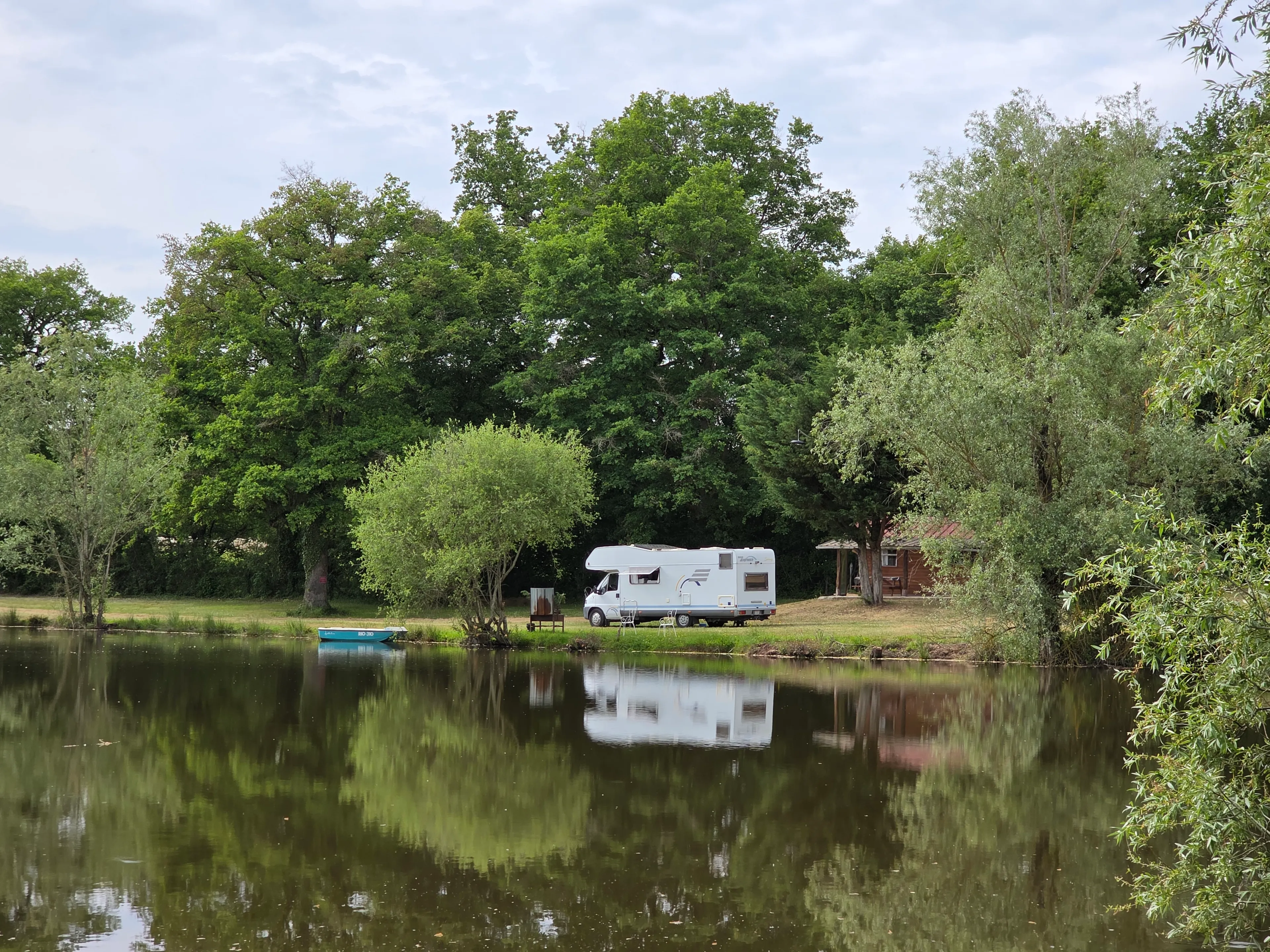Petit chalet au bord d’un étang privé à 1h de Bourges
