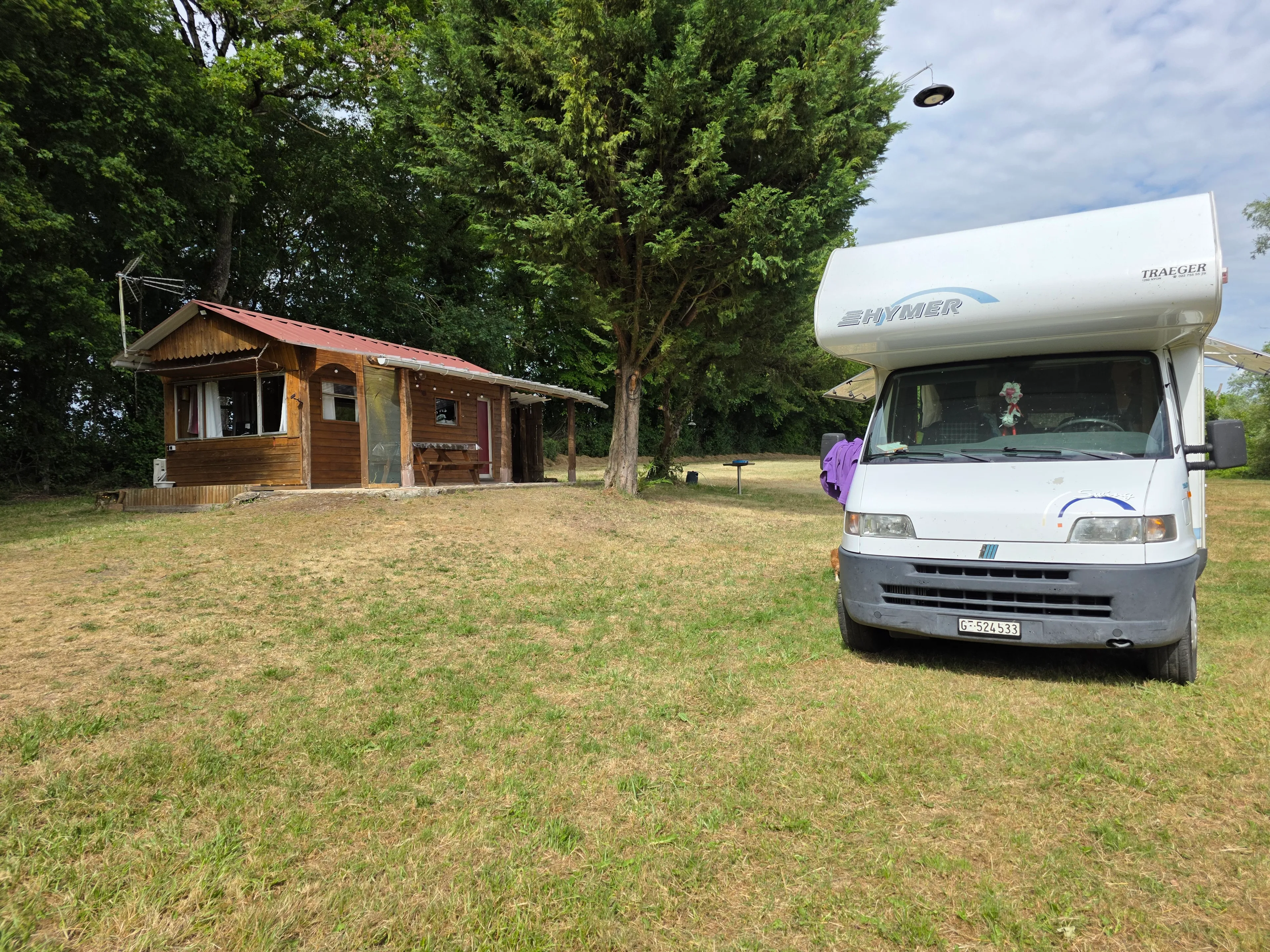 Petit chalet au bord d’un étang privé à 1h de Bourges