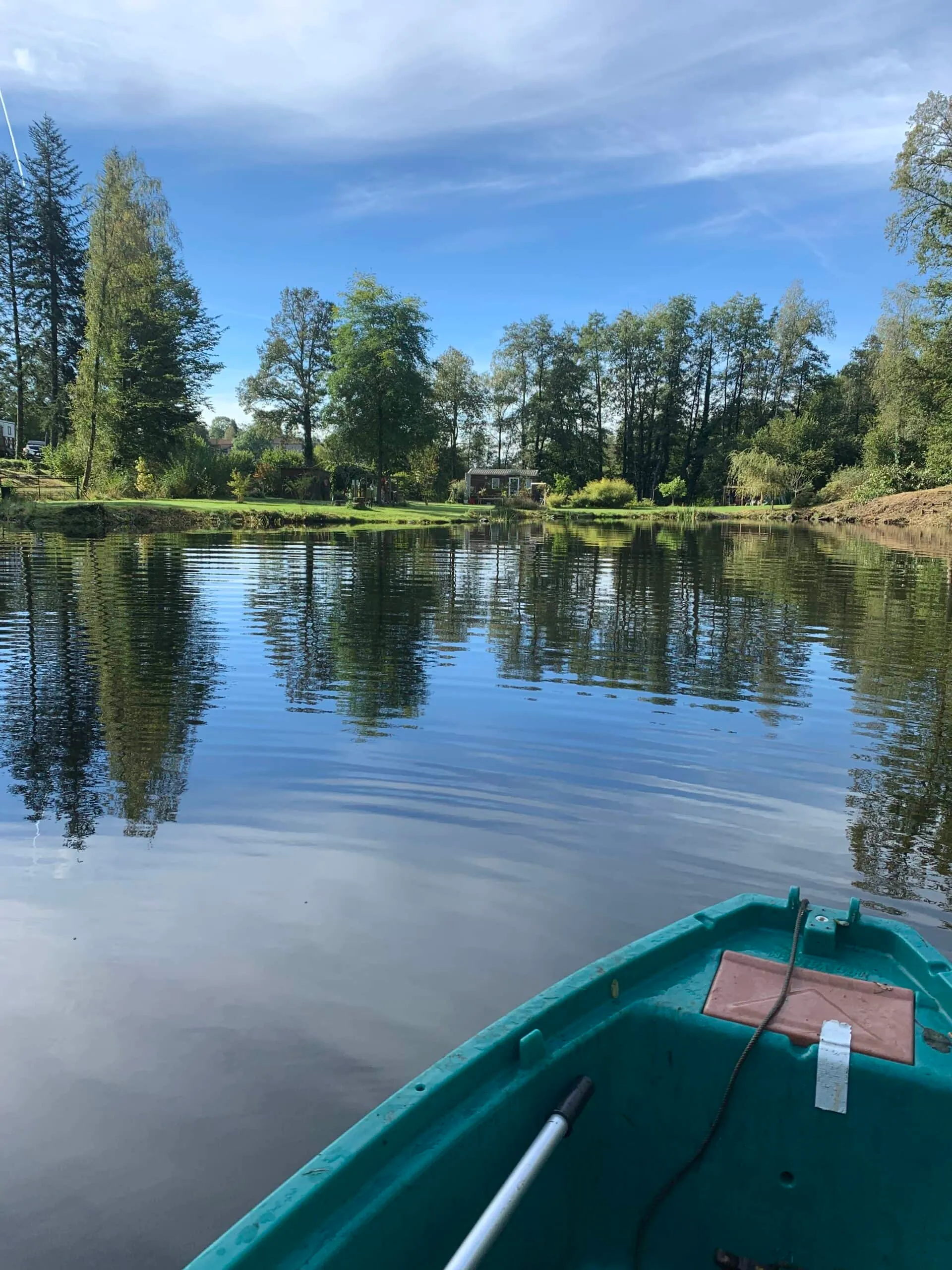 Gîte et lac ancienne mine de charbon dans la Creuse – réservoir de pêche à la mouche