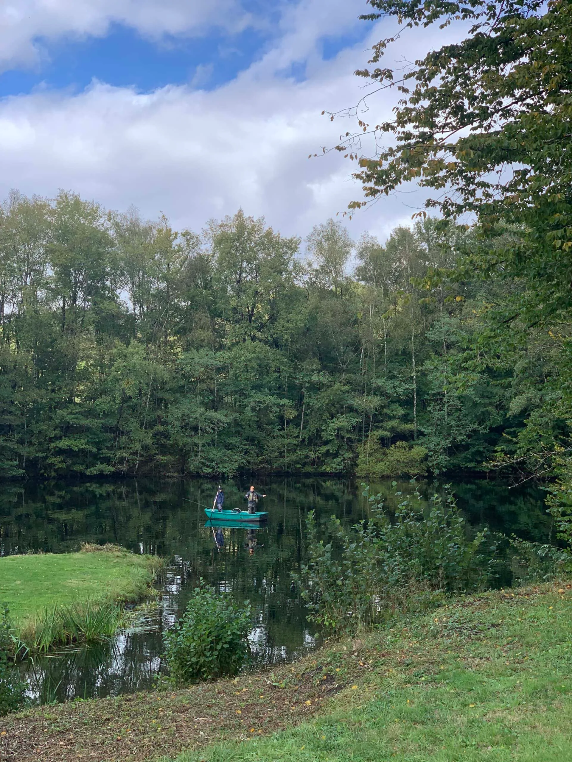 Gîte et lac ancienne mine de charbon dans la Creuse – réservoir de pêche à la mouche