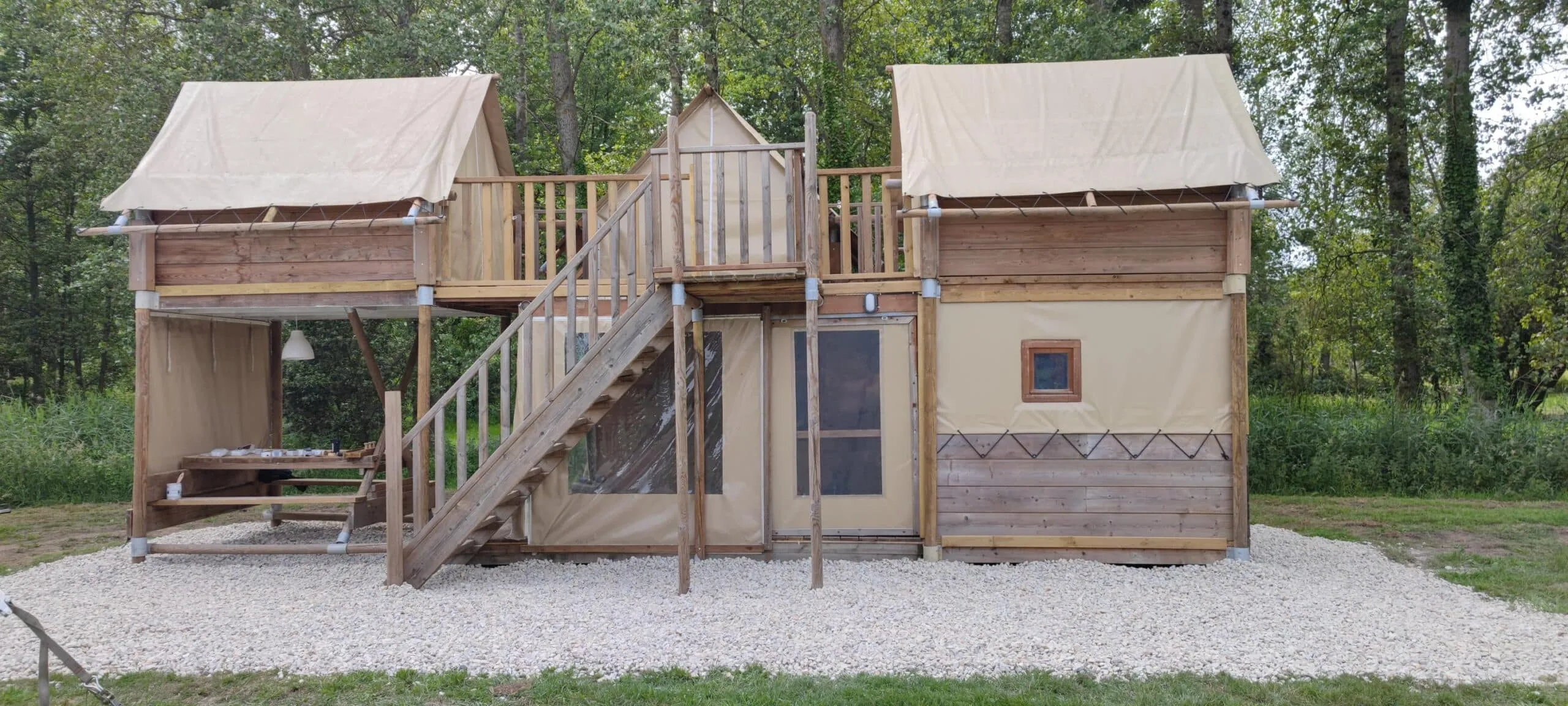 Cabane insolite au bord d’un étang