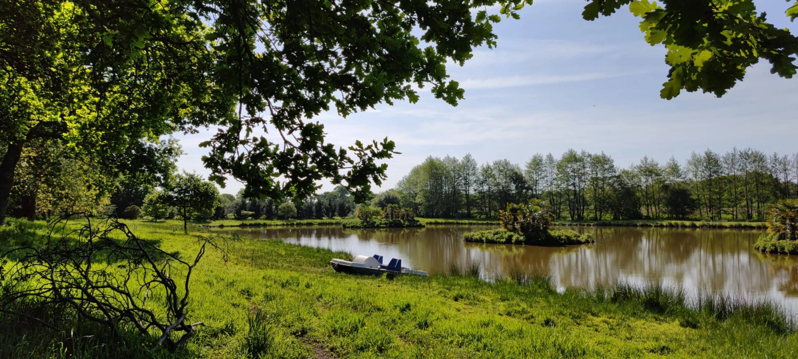 Cabane insolite au bord d’un étang