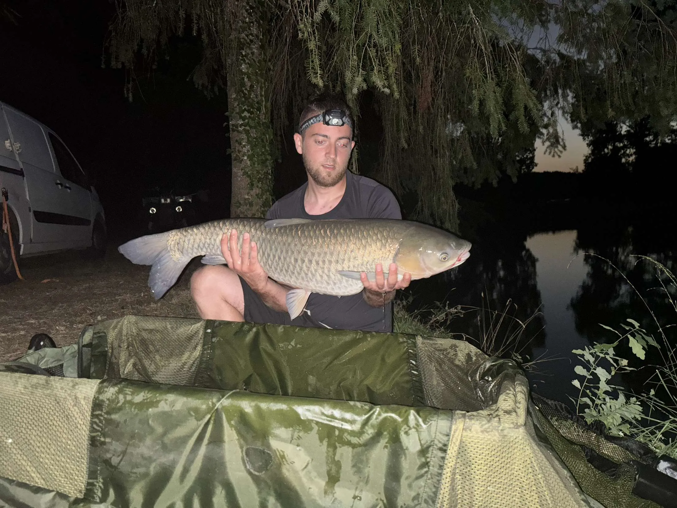 Etang au calme, pêche et détente avec terrain de pétanque