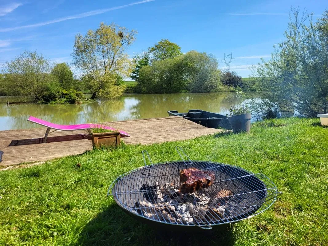 Cottage avec étang et son île en pleine nature