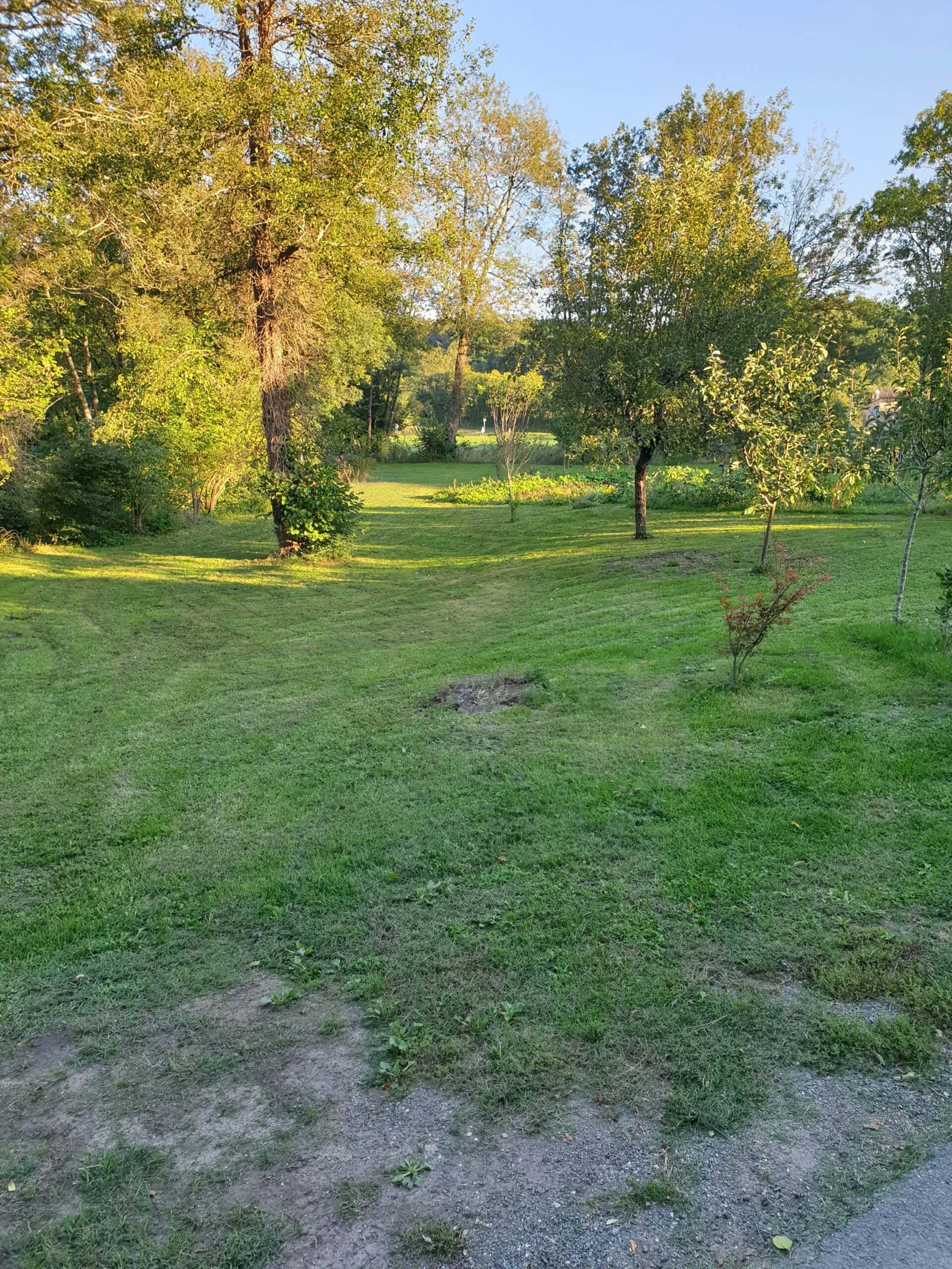 Halte paisible en camping-car au bord d'un étang avec rivière au coeur de la Dordogne