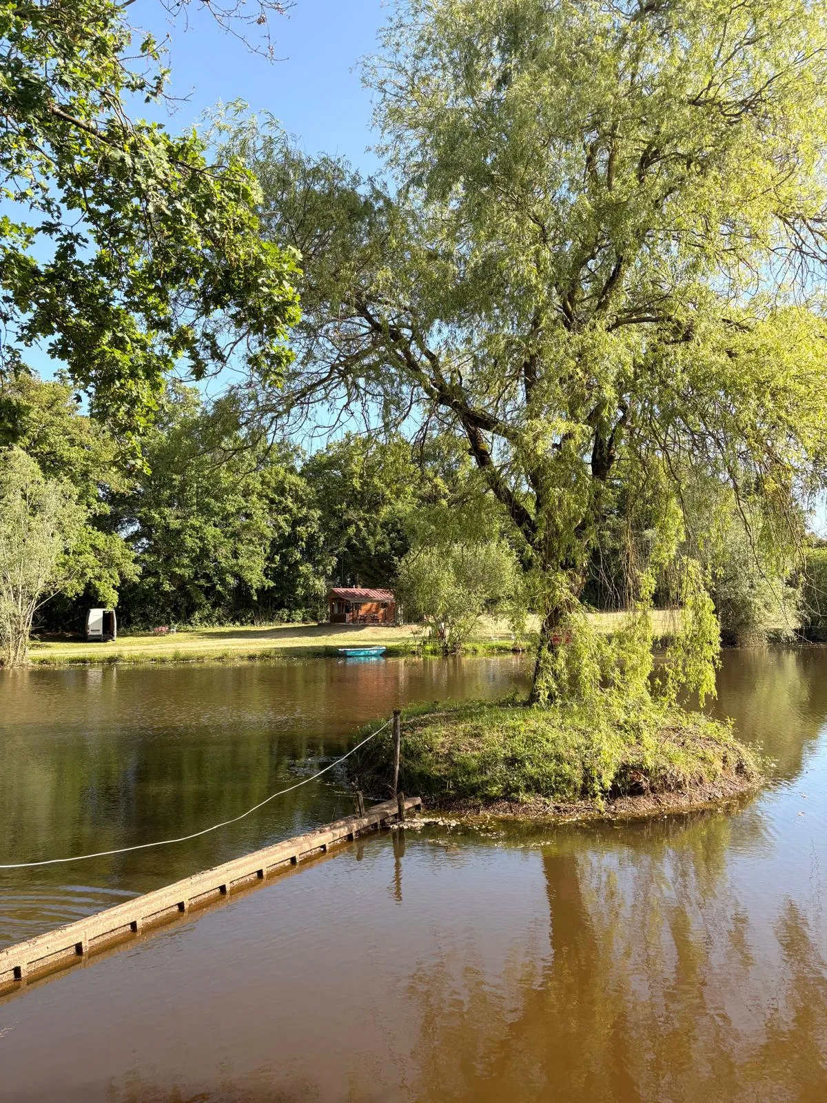 Petit chalet au bord d’un étang privé à 1h de Bourges
