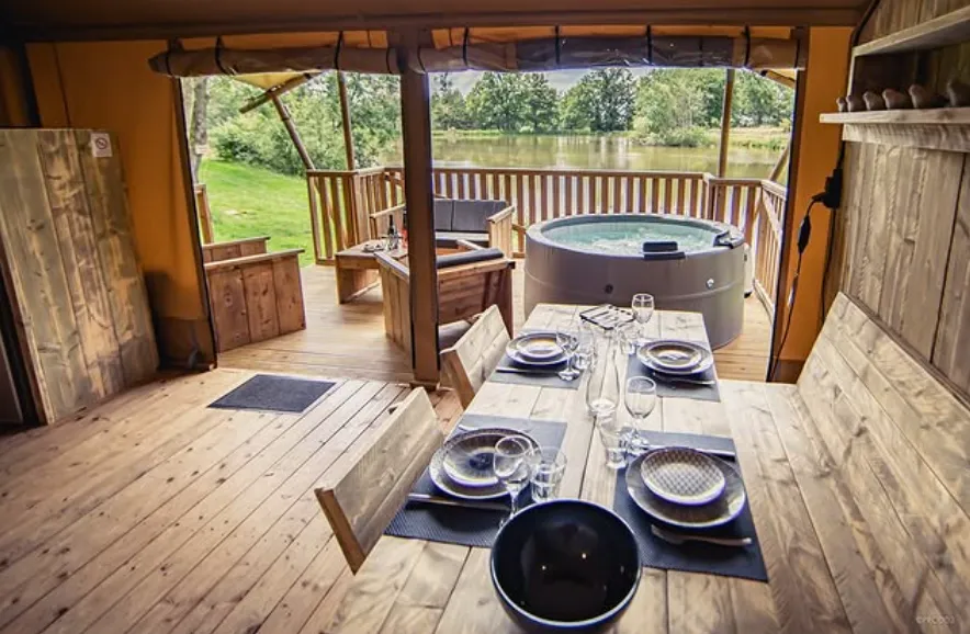 Tente lodge confort avec jacuzzi privatif de 1,8 ha dans l'allier - de 2 à 4 personnes
