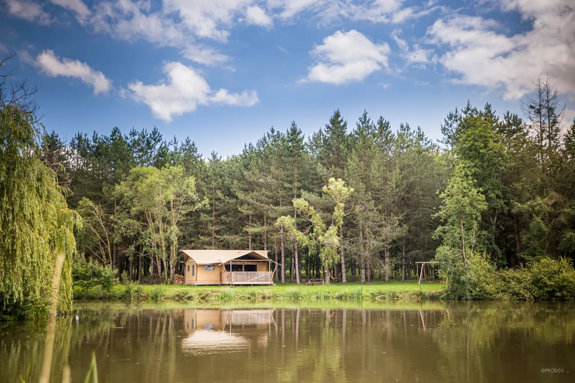 Tente lodge confort avec jacuzzi privatif de 1,8 ha dans l'allier - de 2 à 4 personnes