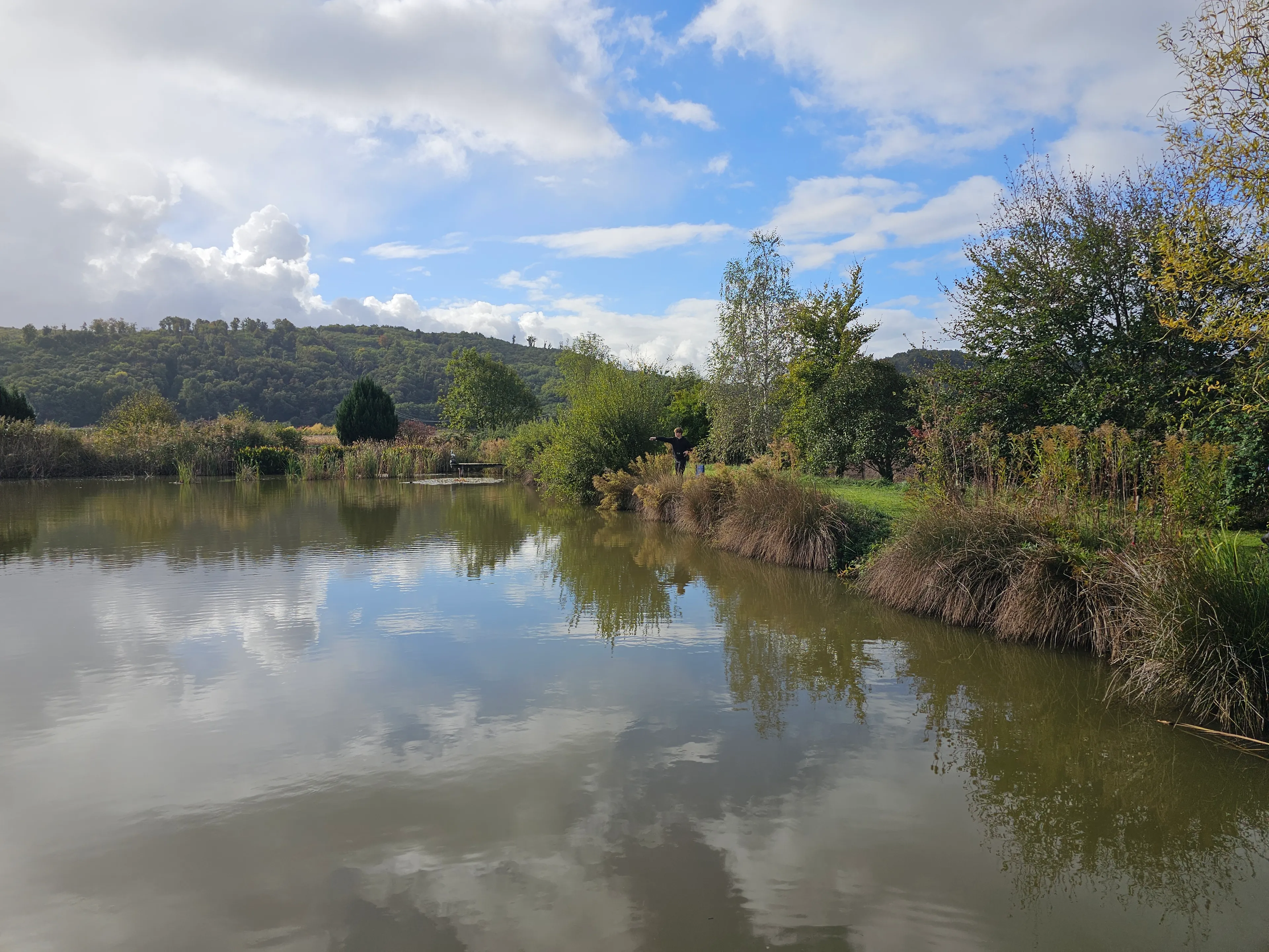 Location d'un étang avec sa cabane en bois à 1h de Lyon