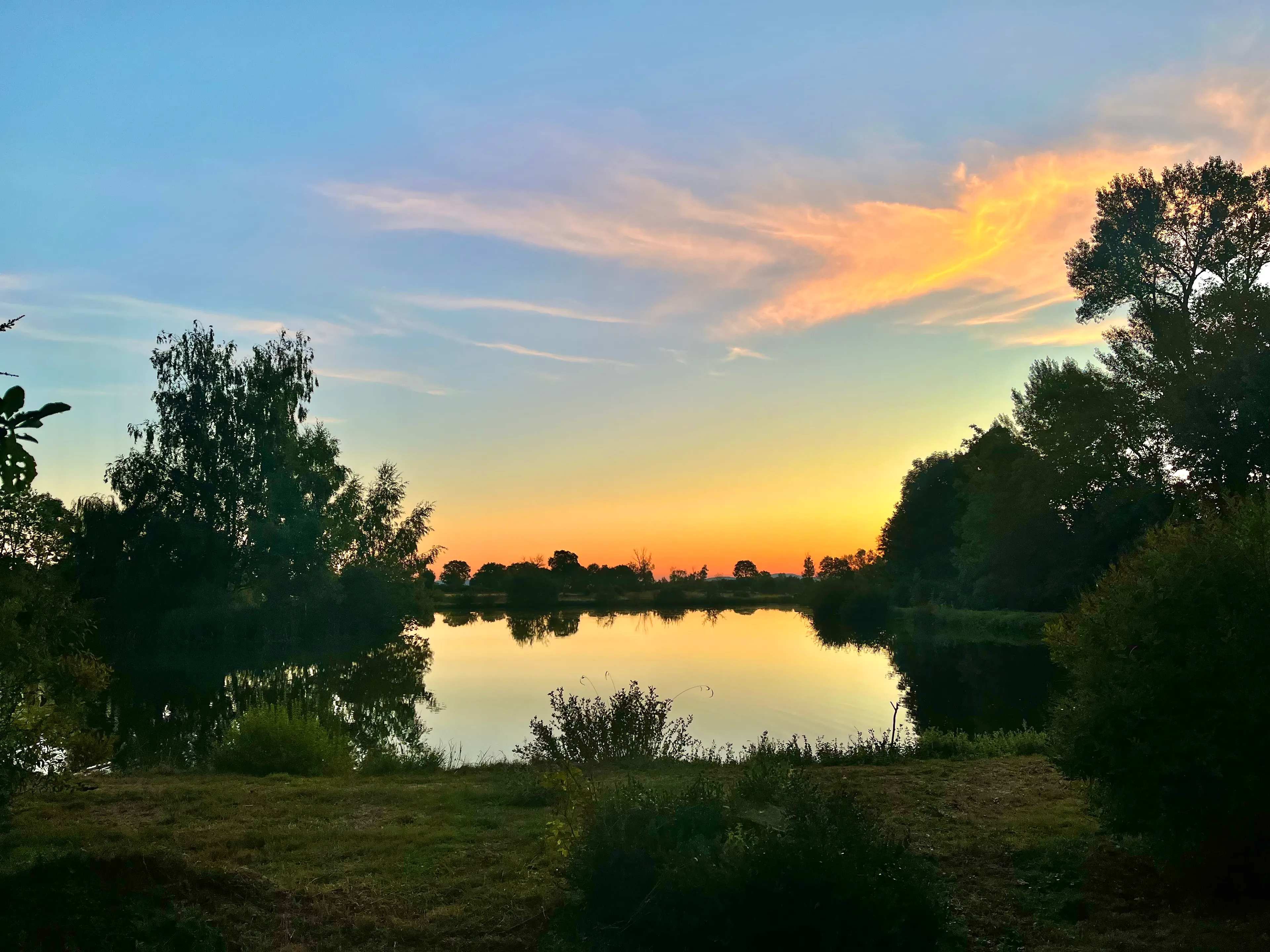 Paix et tranquillité au bord d’un lac en Auvergne
