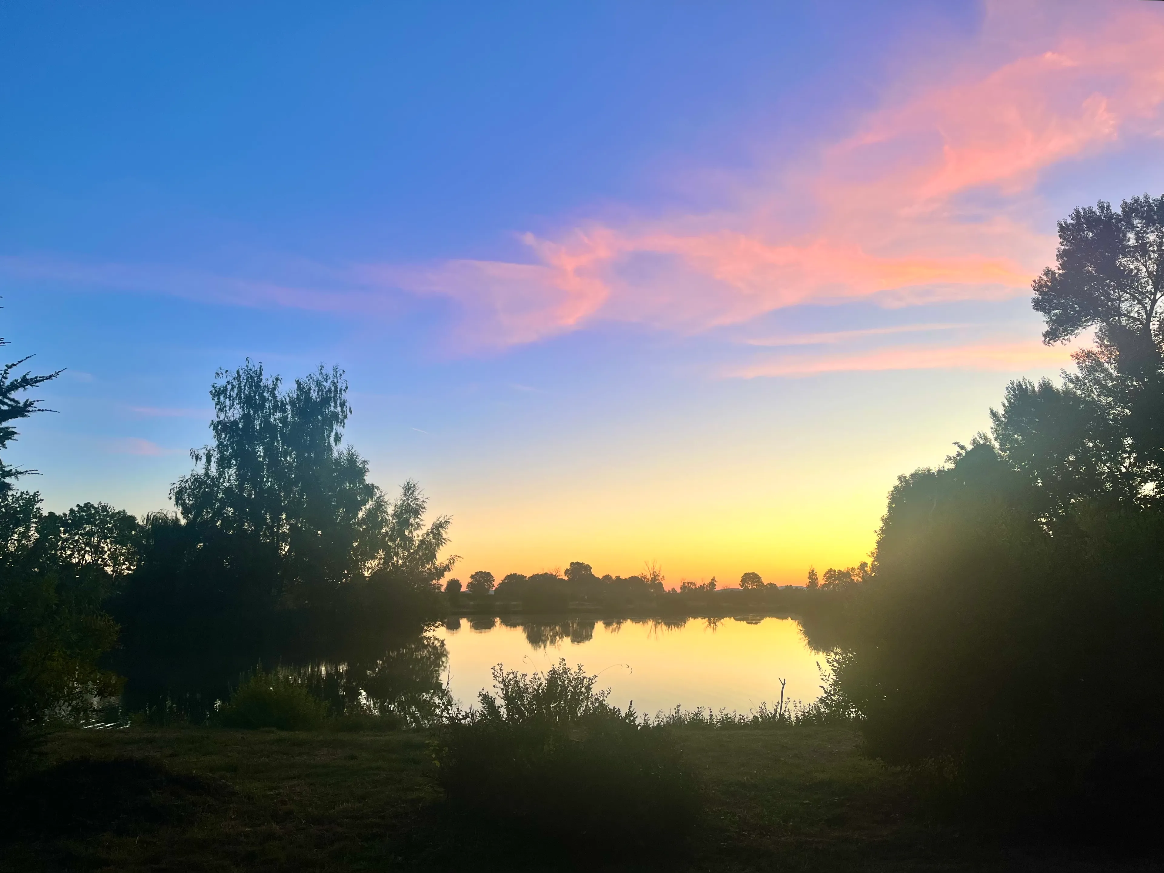 Paix et tranquillité au bord d’un lac en Auvergne
