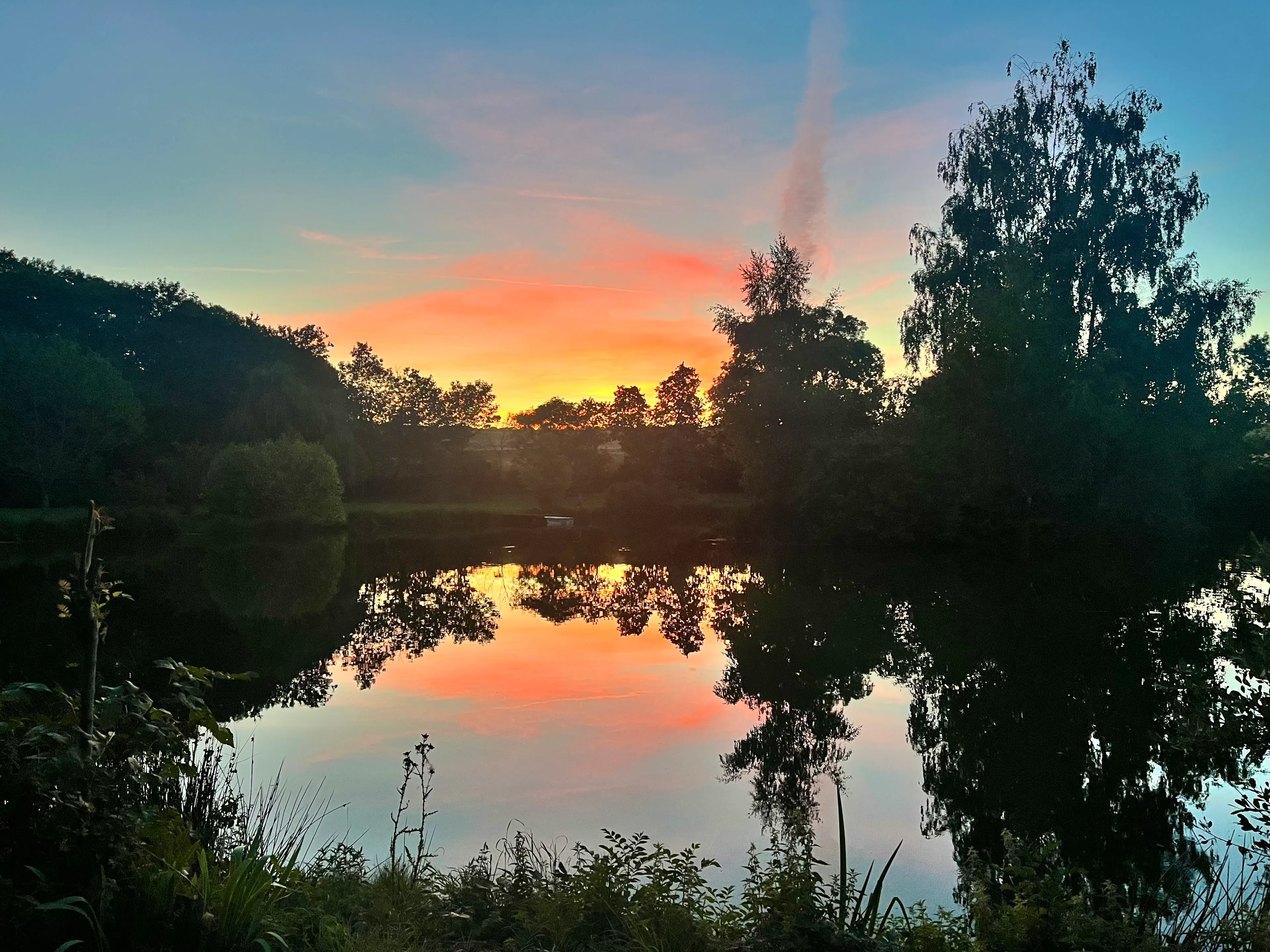 Paix et tranquillité au bord d’un lac en Auvergne