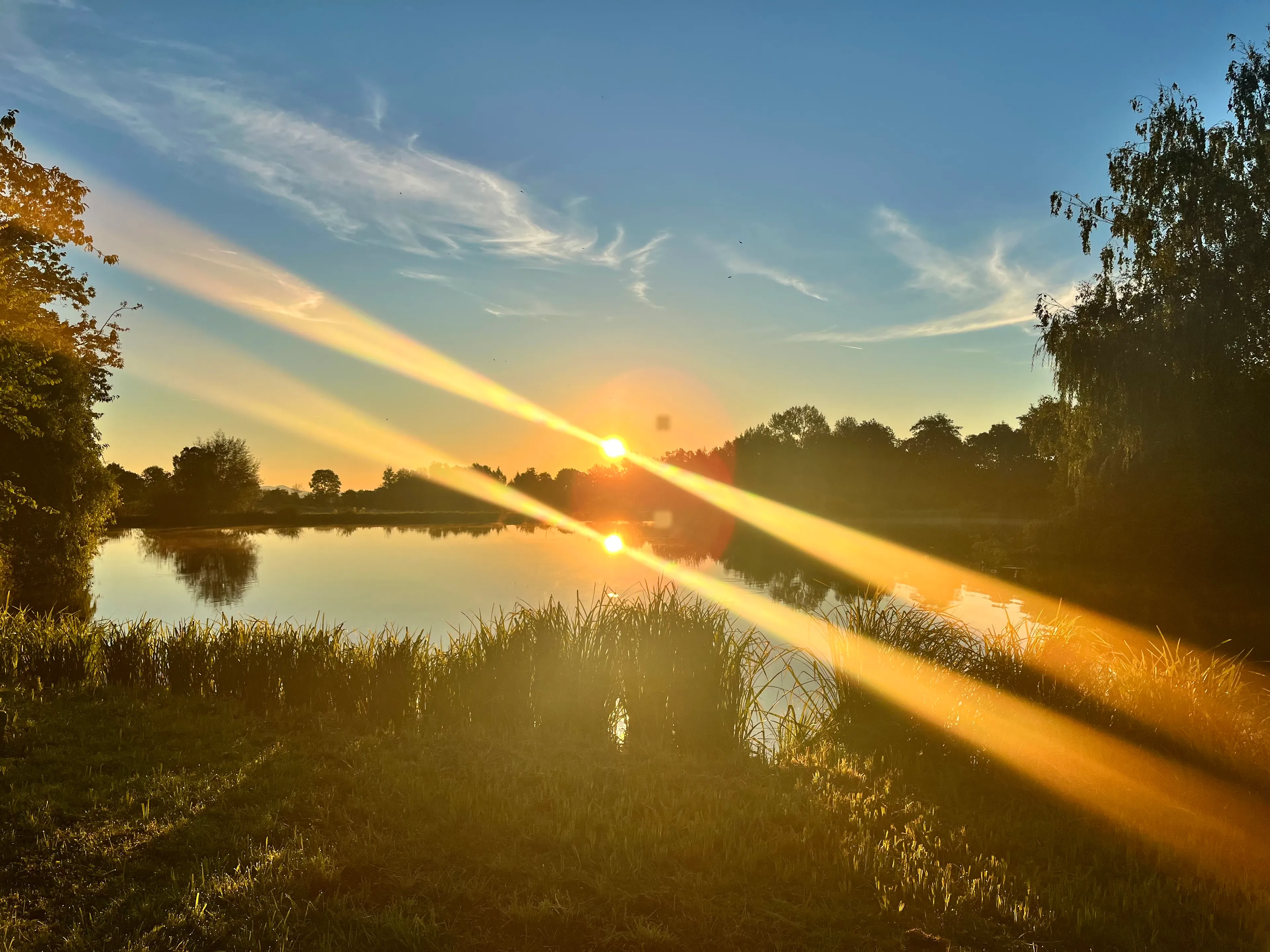 Paix et tranquillité au bord d’un lac en Auvergne
