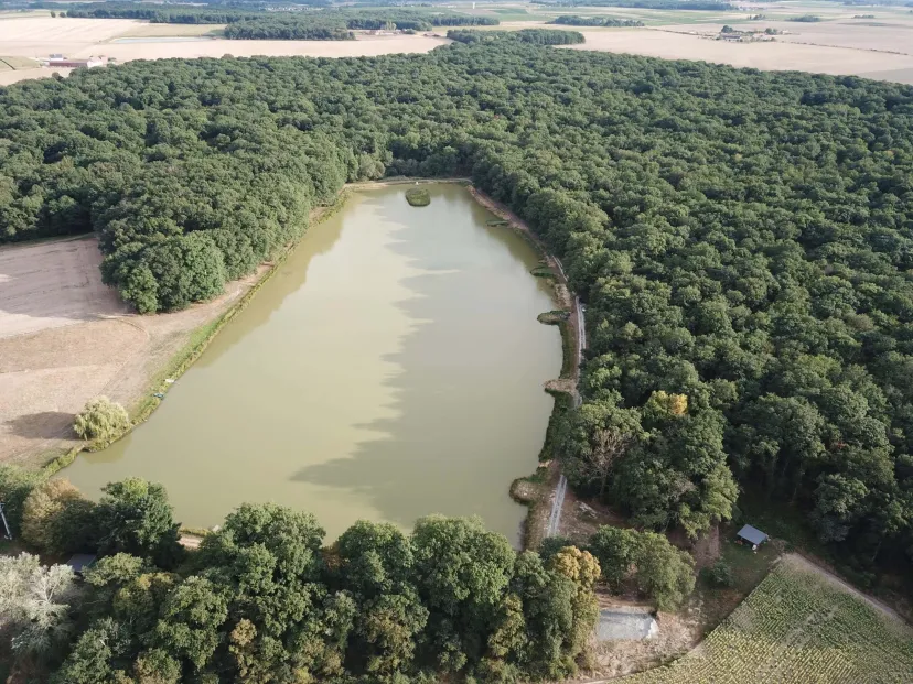 Roulotte champêtre à côté d'un étang proche de Tours