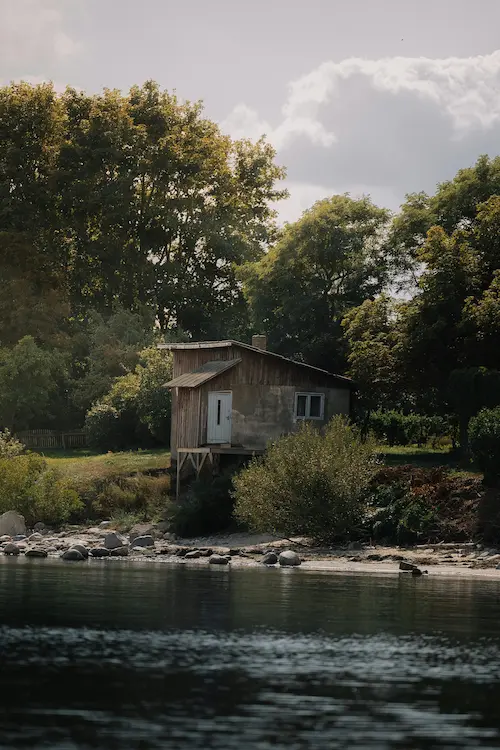 Cabane au bord de l'eau