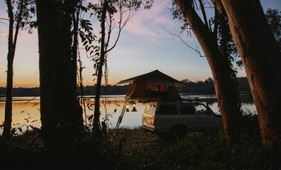 Camper au bord d’un étang