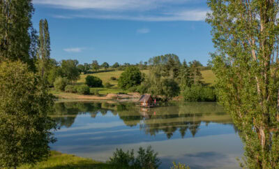 Charmante cabane au milieu d’un étang