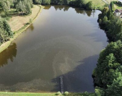 Etang à la campagne dans un cadre verdoyant