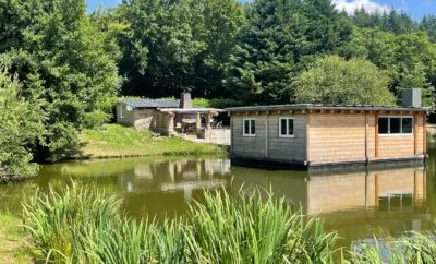 Chalet flottant 4 personnes avec un étang de pêche