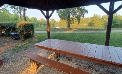 Etang clos de 3ha avec lodge, douches, WC et grandes tables champêtres pour 6 personnes