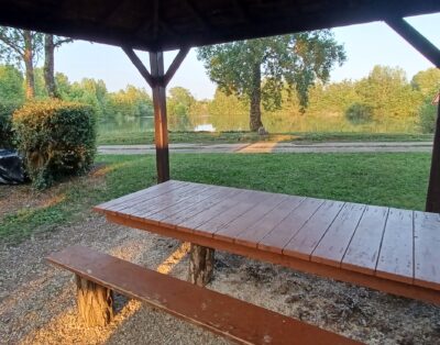 Etang clos de 3ha avec lodge, douches, WC et grandes tables champêtres pour 6 personnes