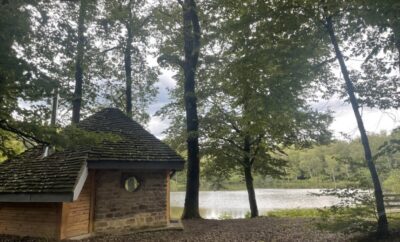 Étang au milieu de la forêt avec chalet