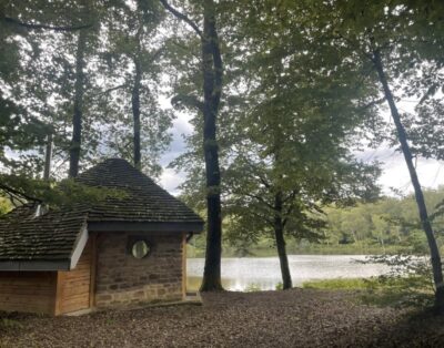 Étang au milieu de la forêt avec chalet