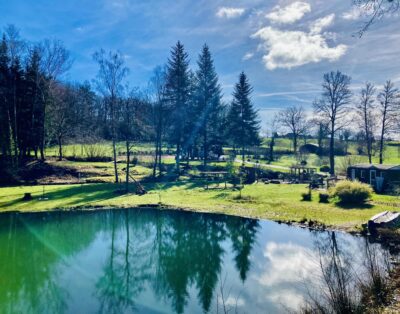 Gîte avec un lac dans la Creuse – réservoir de truites trophées