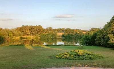 Etang de 3.5 Ha avec chalet 6 couchages dans une propriété de 10 Ha