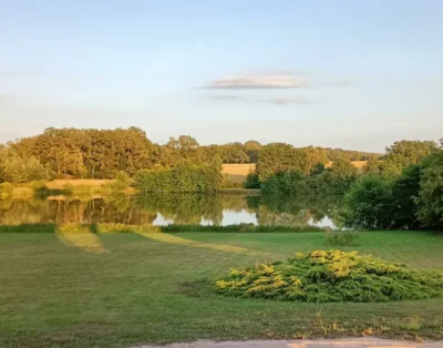 Etang de 3.5 Ha avec chalet 6 couchages dans une propriété de 10 Ha