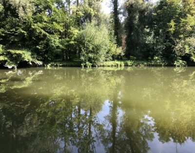 Deux étangs avec un coup de pêche au bord d’une rivière en pleine nature