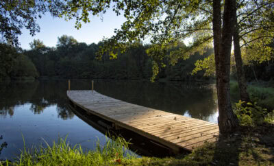 Vacances au bord de l’eau avec un gite 8 couchages, une piscine et son étang