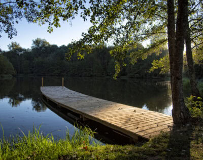 Vacances au bord de l’eau avec un gite 8 couchages, une piscine et son étang