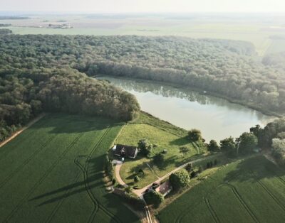 Magnifique étang de pêche avec gîtes au cœur de la Touraine