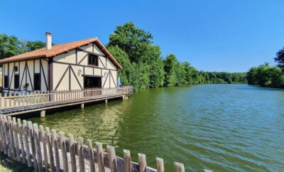 Chalet au bord de l’eau, terrasse sur pilotis sur étang de pêche privé en pleine nature en Dordogne