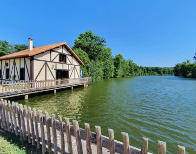 Chalet au bord de l’eau, terrasse sur pilotis sur étang de pêche privé en pleine nature en Dordogne