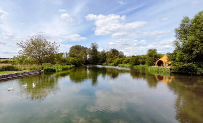 Etang avec 2 tentes 4 couchages de glamping