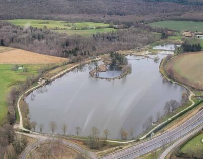 Étang de 12 ha avec lodge tout équipé, paradis pour les amateurs de poissons trophées