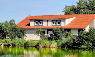 Gite 12 personnes avec son étang pour des vacances au bord de l’eau