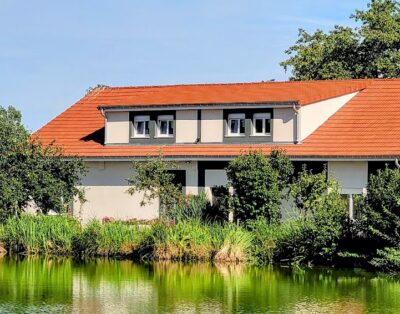 Gite 12 personnes avec son étang pour des vacances au bord de l’eau