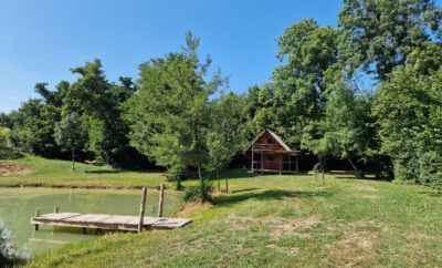 Coin nature au bord d’un étang avec cabane pour la journée